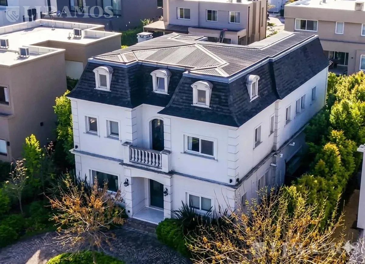 Casa estilo francês com piscina