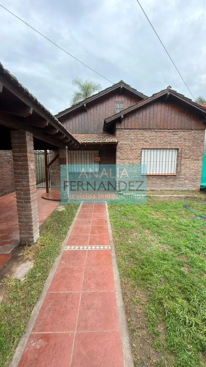 Casa com jardim e churrasqueira