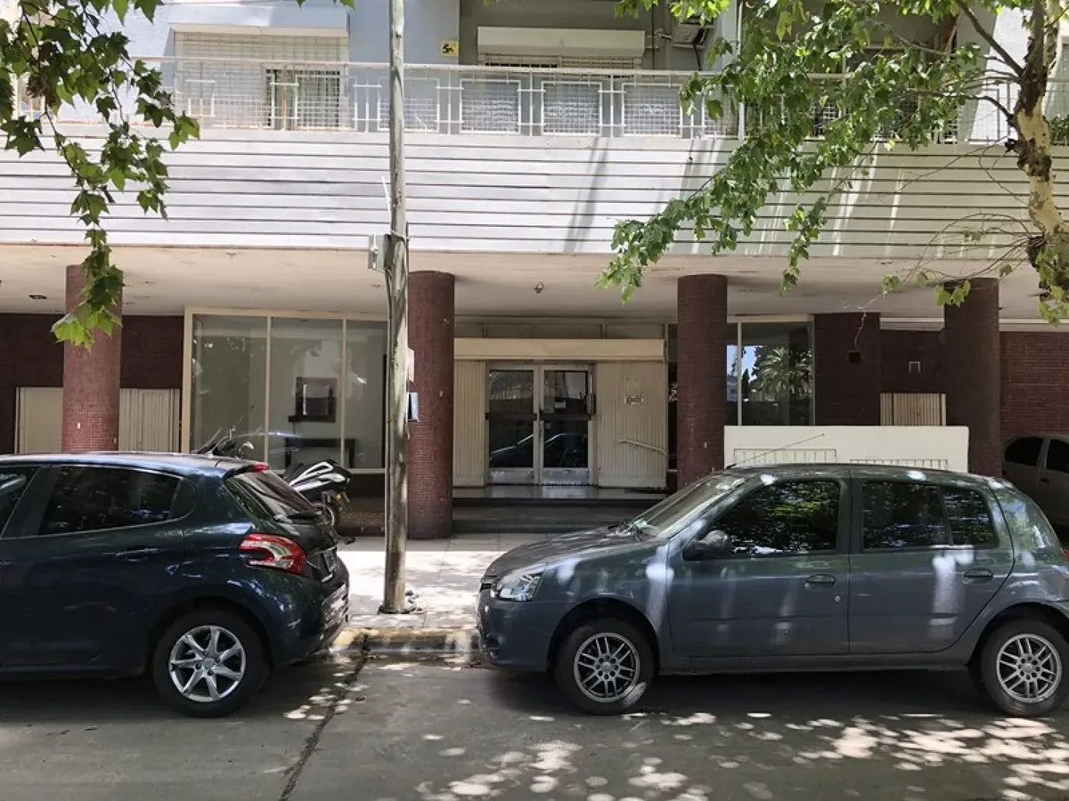 Piso 12, balcón y 3 dormitorios
