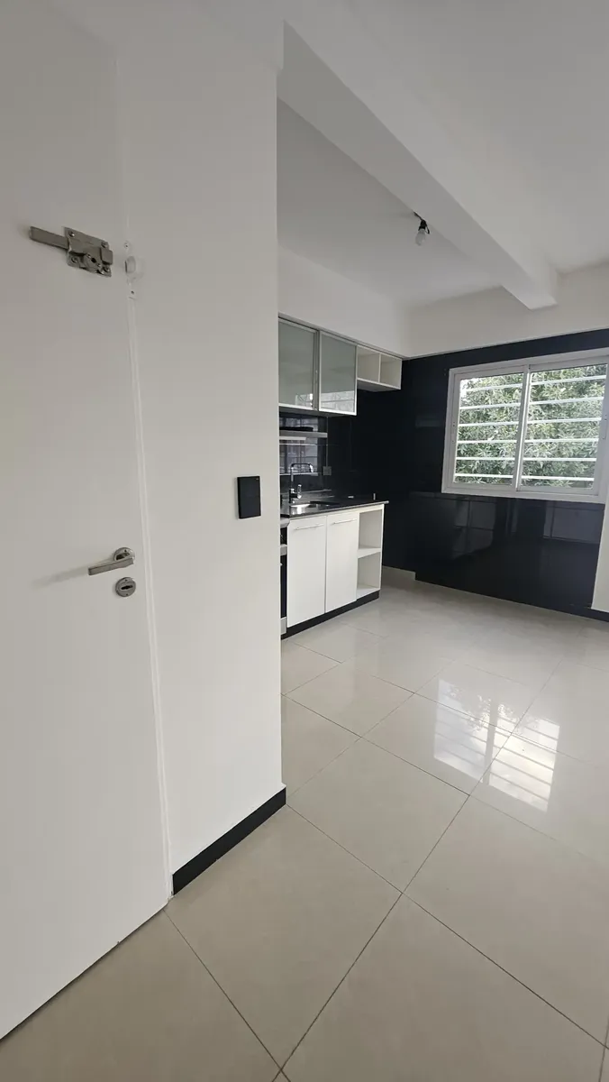 Hermoso Departamento 2 Ambientes, Con Balcón Y Cochera, Reciclado A Nuevo. Ubicado En San Andrés Pba
