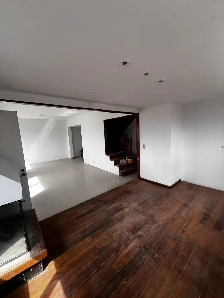 Duplex, Piso Alto, Luminoso Y Con Estupenda Distribución. 5 Ambientes Amplios. Y Dos Cocheras Vistas A La Ciudad Y Orientación Noroeste