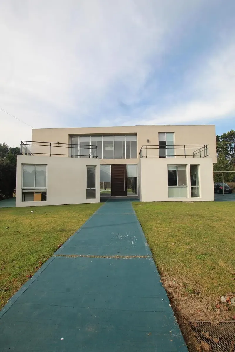 Casa En Club De Campo Las Perdices, Con Cochera Para 10 Autos En Virrey Del Pino
