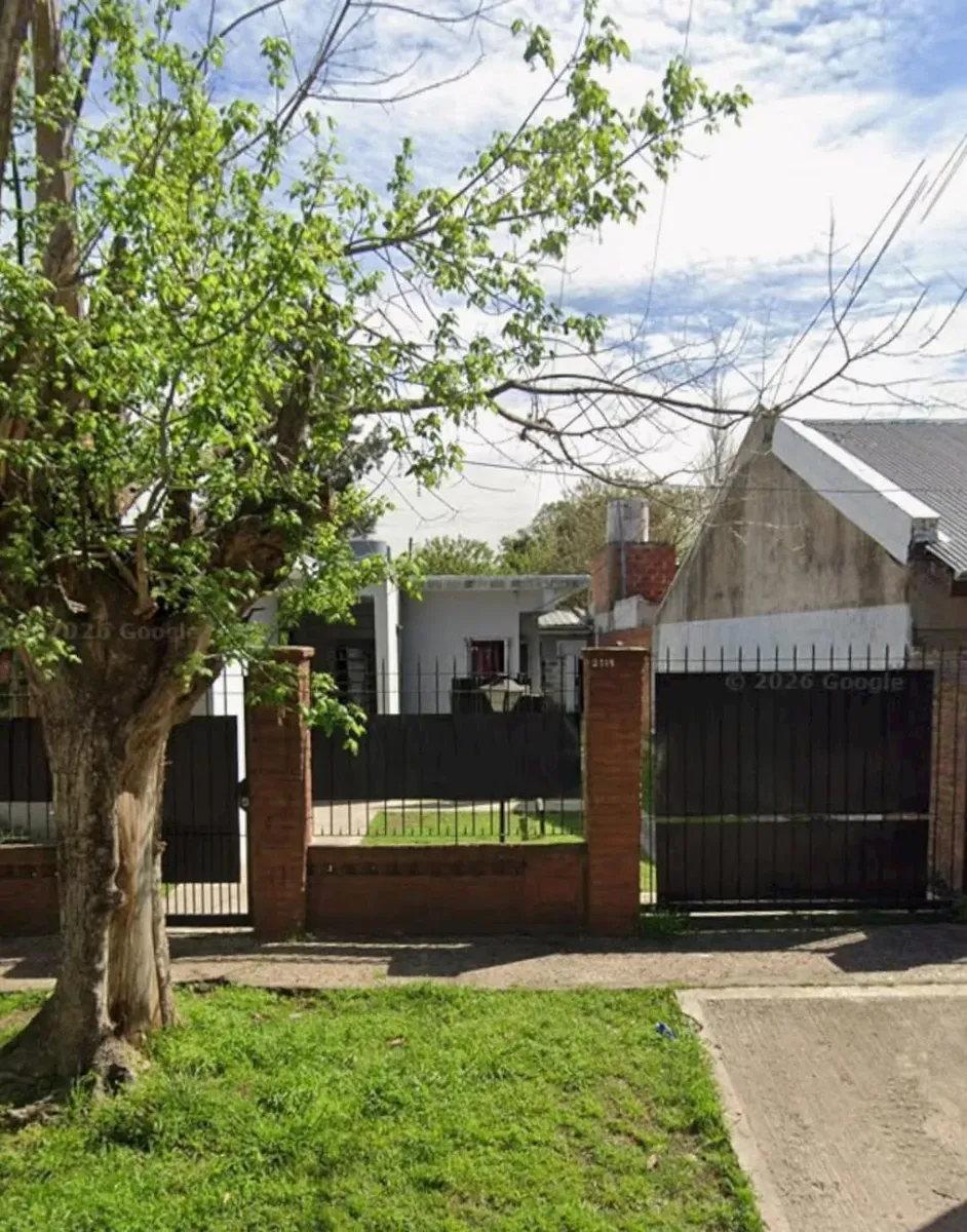 Se Alquila Ph Con Cocina Comedor,amoblada ,2 Dormitorios ,baño Completo ,pasillo Distribución ,espacio Patio Cerrado. Ideal Para Tender O Colocar Una Pequeña Parrilla ,con Pequeño Parque Y Espacios