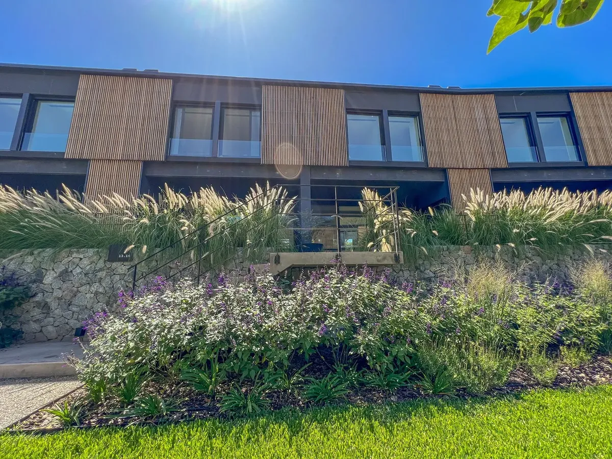 Duplex com jardim e piscina