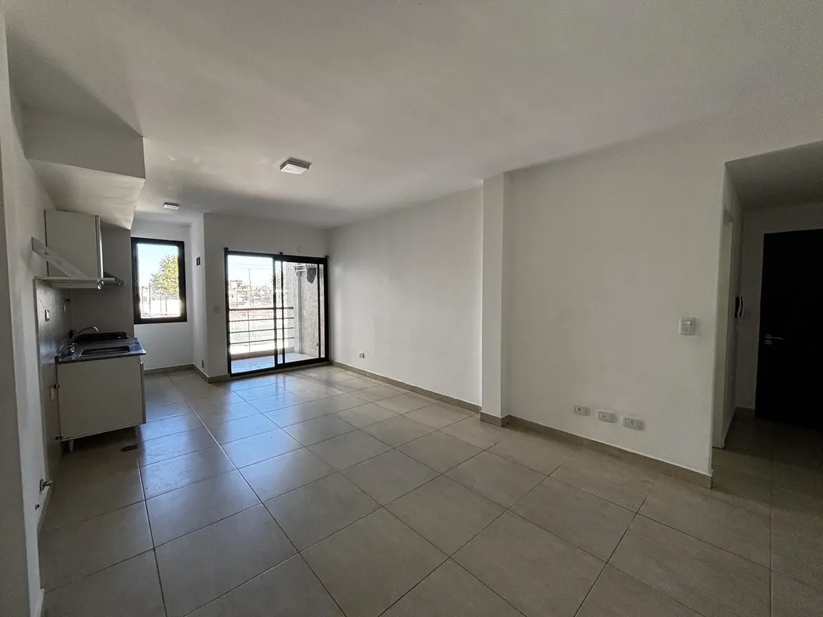 Departamento En Alquiler De 3 Ambientes Y Cochera Con Balcón En Lanús