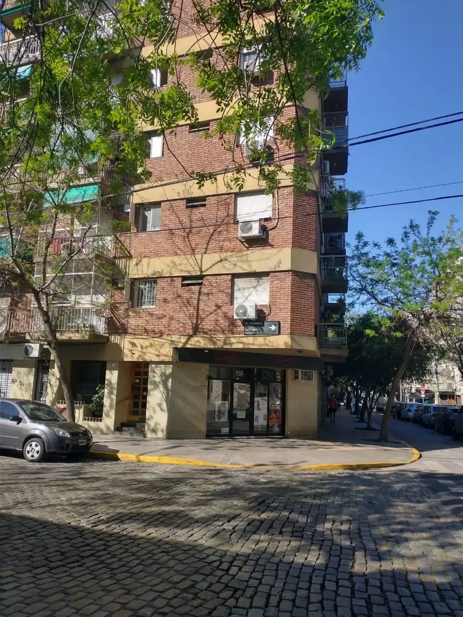Departamento De 2 Ambientes En Alquiler Parque Centenario. Excelente Ubicacion. Super Luminoso