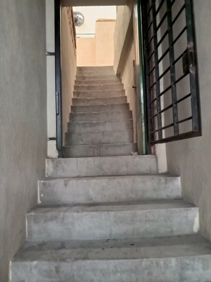 Primer piso con balcón a la calle