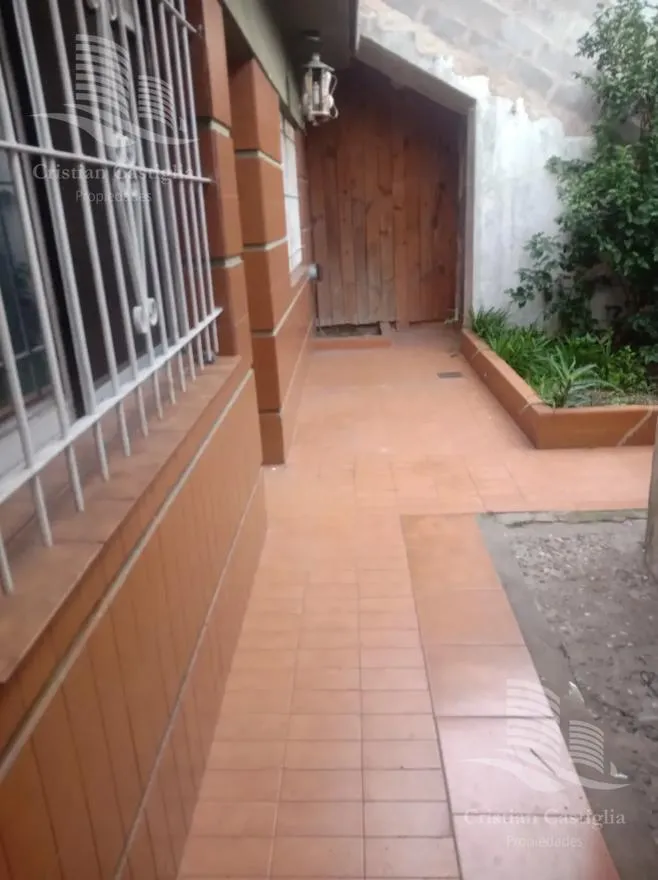 Casa com 3 dormitórios, jardim e pátio
