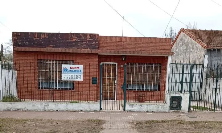 Дом с садом и парковкой