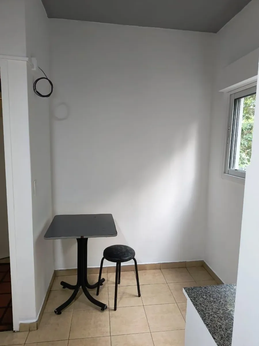 Mono Ambiente En Edificio De Categoría Sin Expensas. Todos Los Servicios Incluidos En El Precio Del Alquiler(agua,luz,gas). No Se Admiten Mascotas Ni Menores De 18 Años.recibo De Sueldo Excluyente