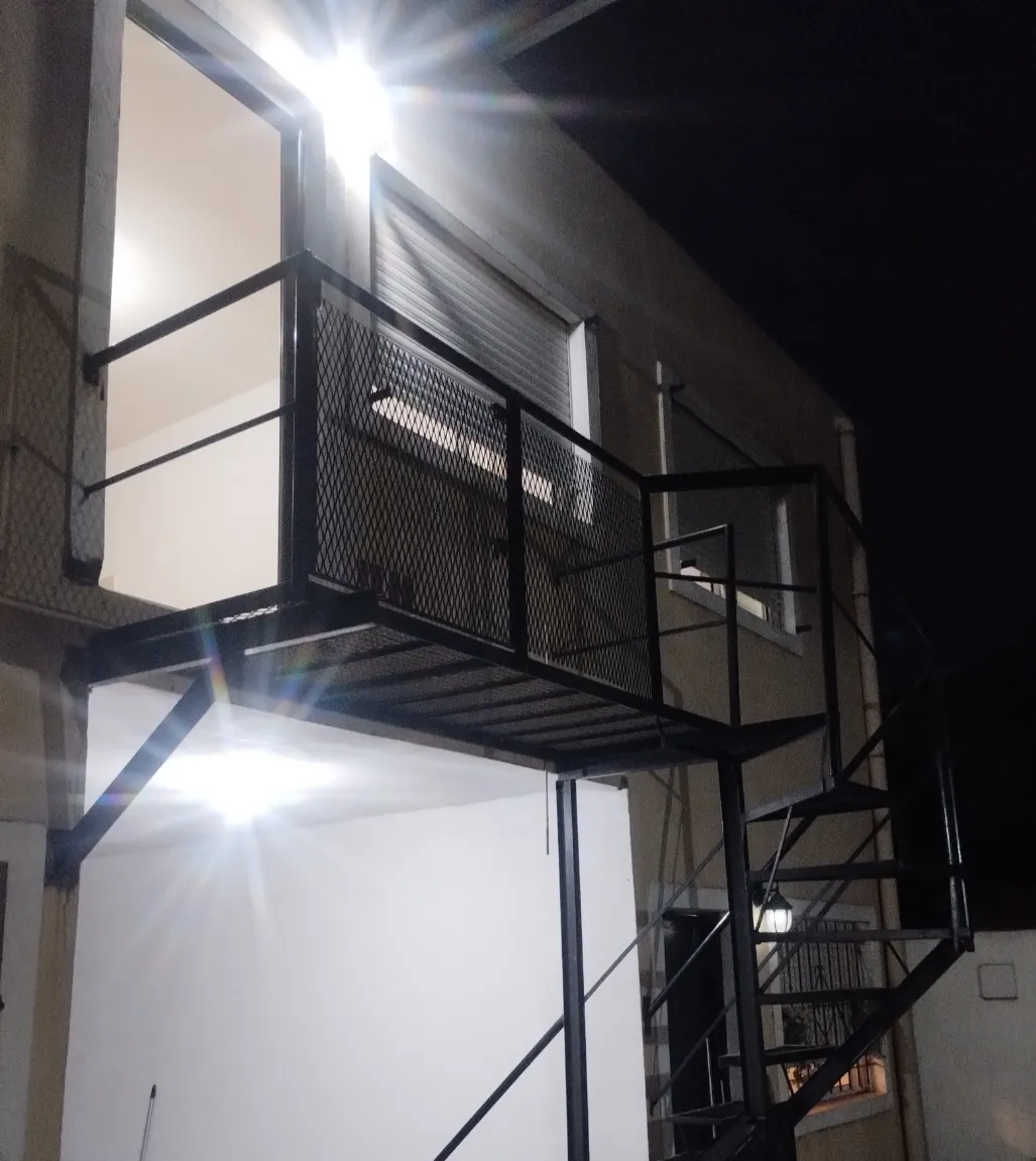 Exelente Departamento 2 Ambientes , Súper Luminoso Y Amplio 39 Metros Cuadrados . Primer Piso Por Escalera . Ituzaingó Norte Udaondo 4 Cuadras De Puente Barcala
