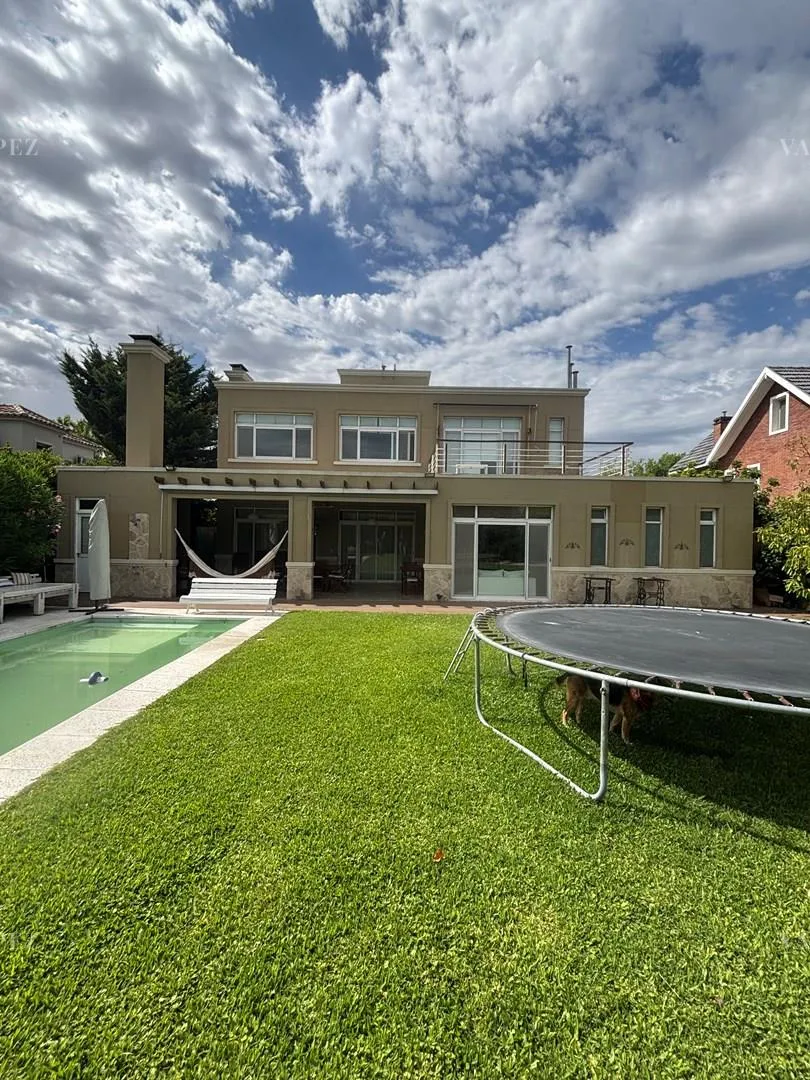 Casa com piscina e churrasqueira