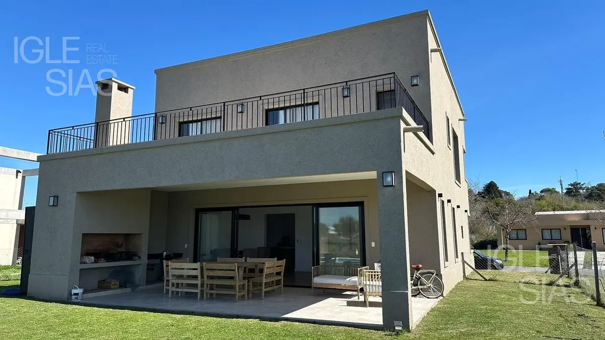 Casa 4 dormitórios com piscina