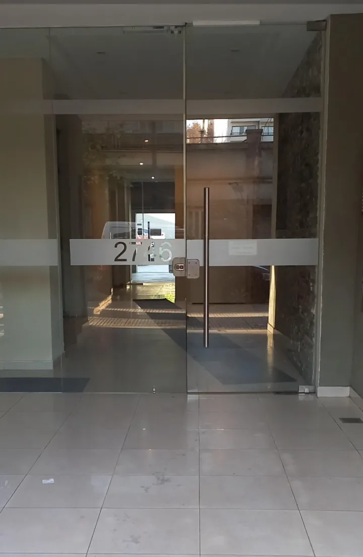 7° piso con balcón y cocina integrada