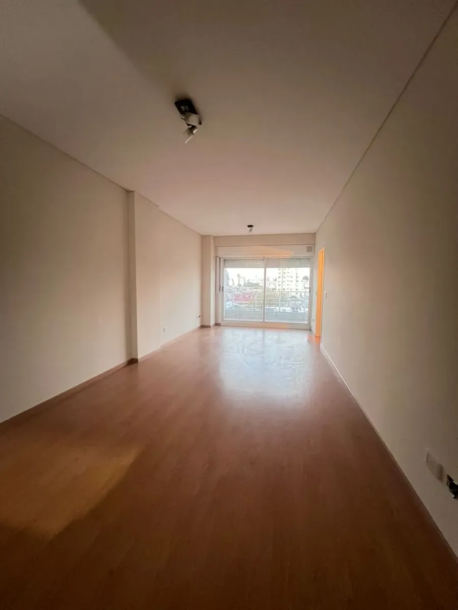 Alquiler Monoambiente Divisible Con Balcón Y Vistas Abiertas | Súper Luminoso
