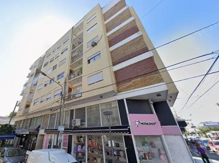 Departamento 3 Ambientes Al Frente Con Balcón Sobre Rivadavia. Excelente Ubicación, Haedo Sur A Metros De La Estación