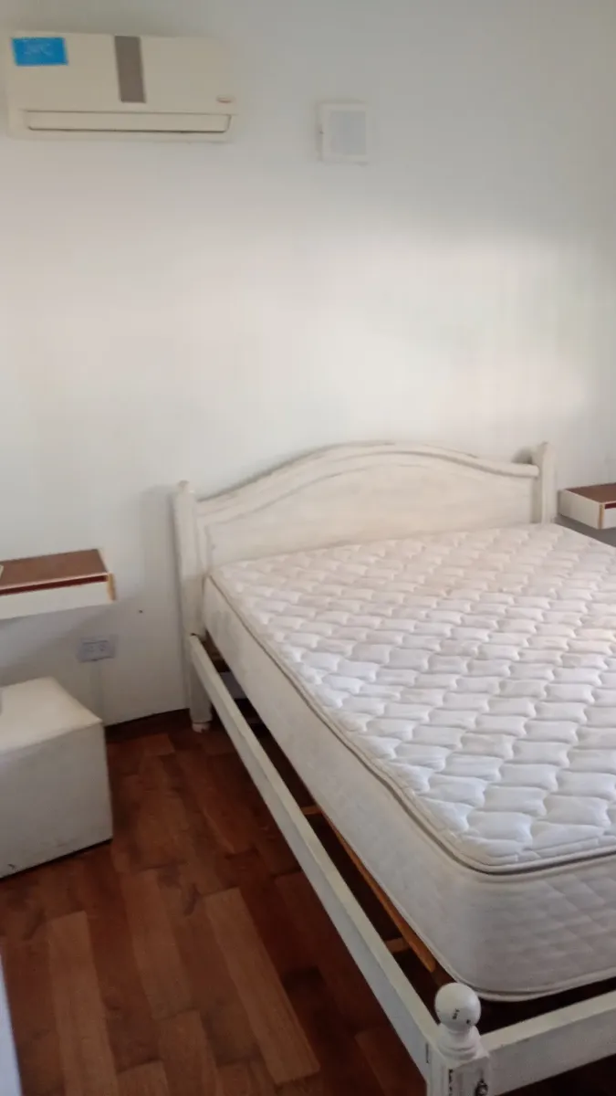 Departamento Tipo Casa Al Frente Con Un Pequeño Jardín Y Espacio Guardacoche. Patio Y Lavadero Cubierto