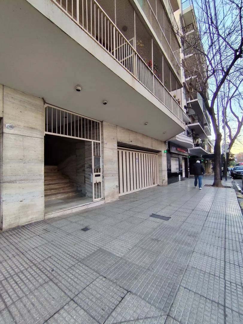 Alquiler Dto. 2 Ambientes Lateral, Sobre Av. Directorio