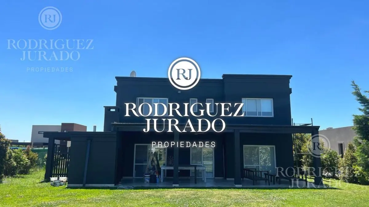 Oportunidad! Impresionante Casa De Dos Plantas En Venta En El Barrio San Sebastian!