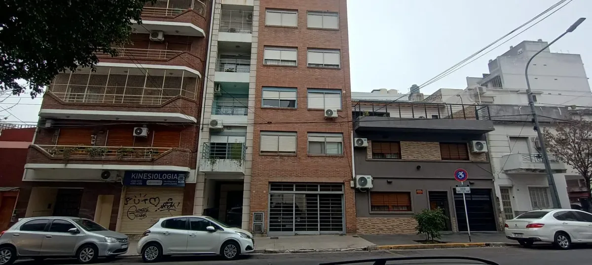 Dpto 3 Ambientes En Semipiso Al Frente Con Balcón En Alquiler En Villa Del Parque
