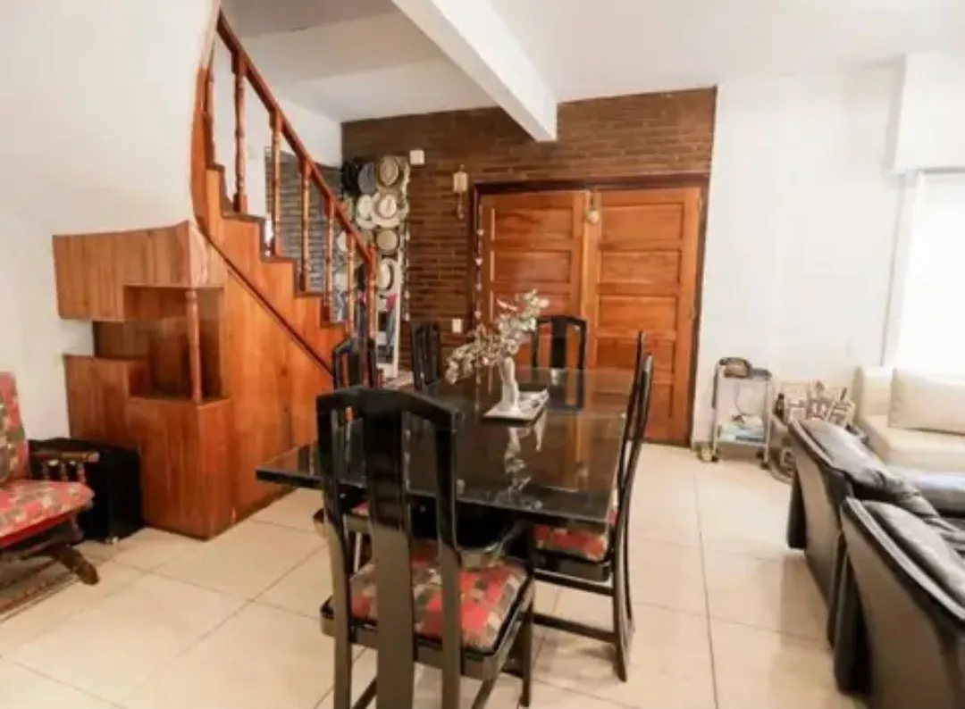 Casa com piscina e quincho fechado