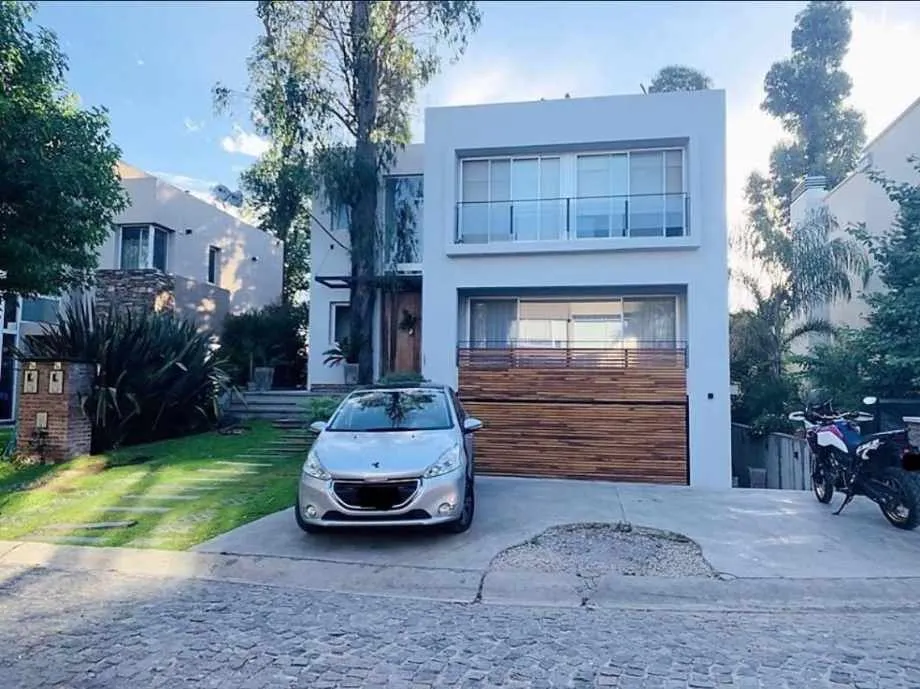 Casa con piscina y parrilla