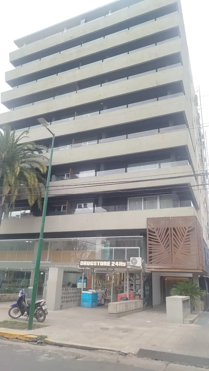 Luminoso Y Céntrico Departamento Con Solo Dos Años De Antigüedad En Un 8° Piso Con Vista Espectacular. Cuenta Con Split Frío Calor, Cocina Electricay Baño Completo. Seguridad 24 Hs, Piscina, Landry