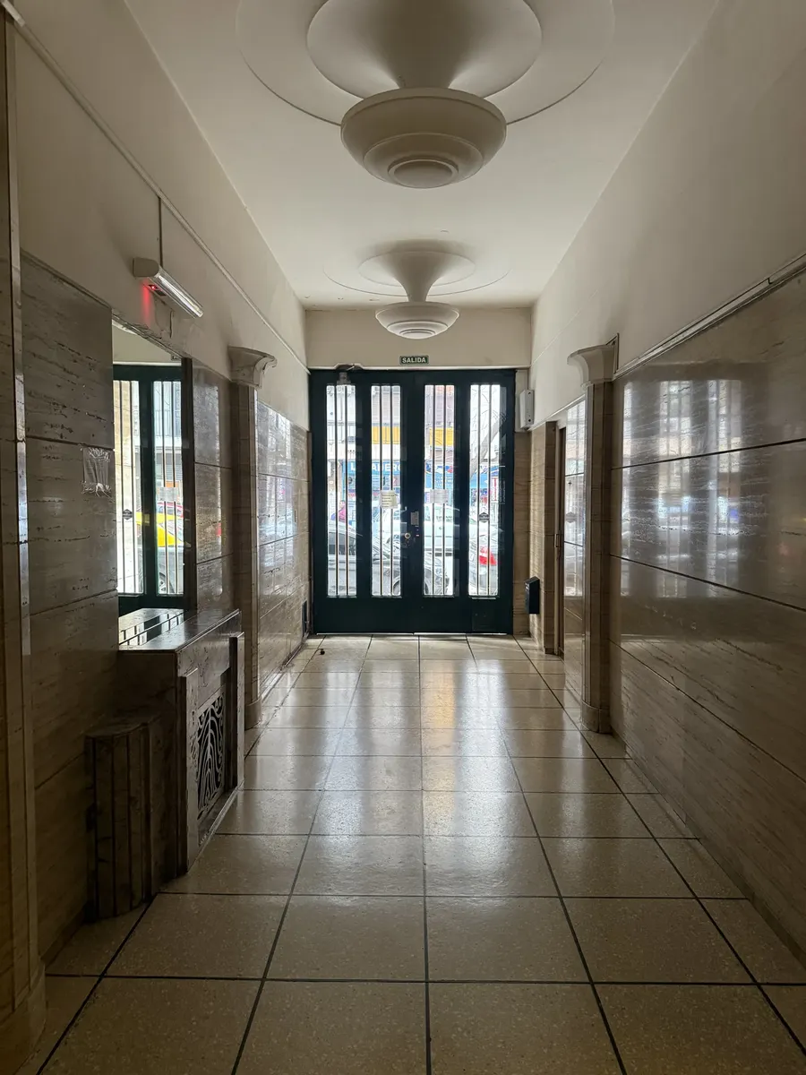 Departamento De 2 Ambientes Y Medio Con Cocina/comedor Diario, Orientación Noreste. Muy Luminoso, Muy Buena Ubicación Y Medios De Transporte. Lateral. Pisos De Parque, Amplios Placares, Baño Completo