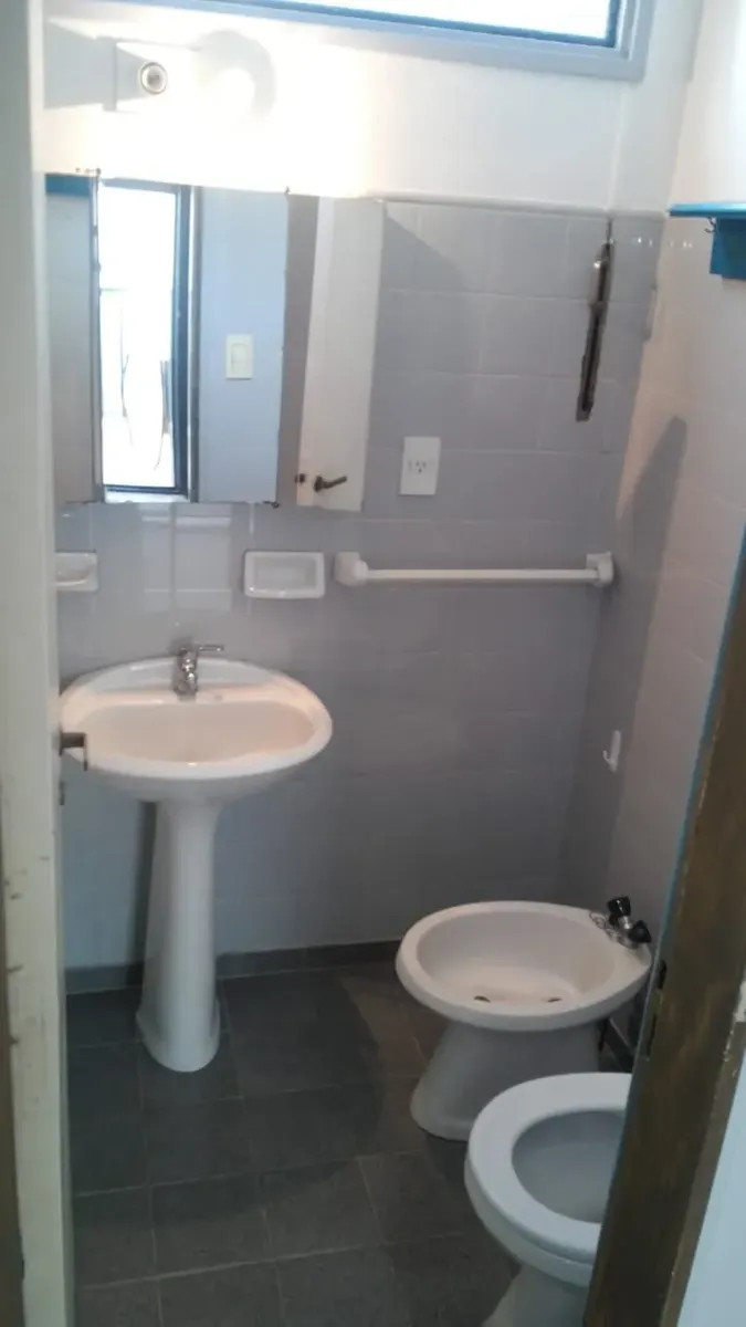 Departamento 1 Ambiente En Edificio Sobre Avda. Caseros 2400. Muchas Líneas De Transporte Y Subte H