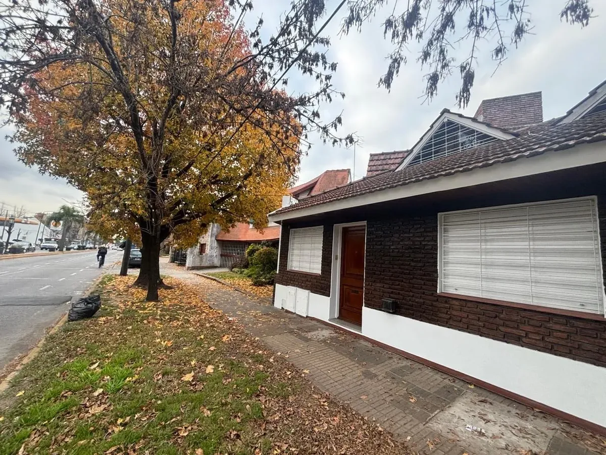 Casa En Alquiler Sobre Av Espora Adrogué Con Cochera