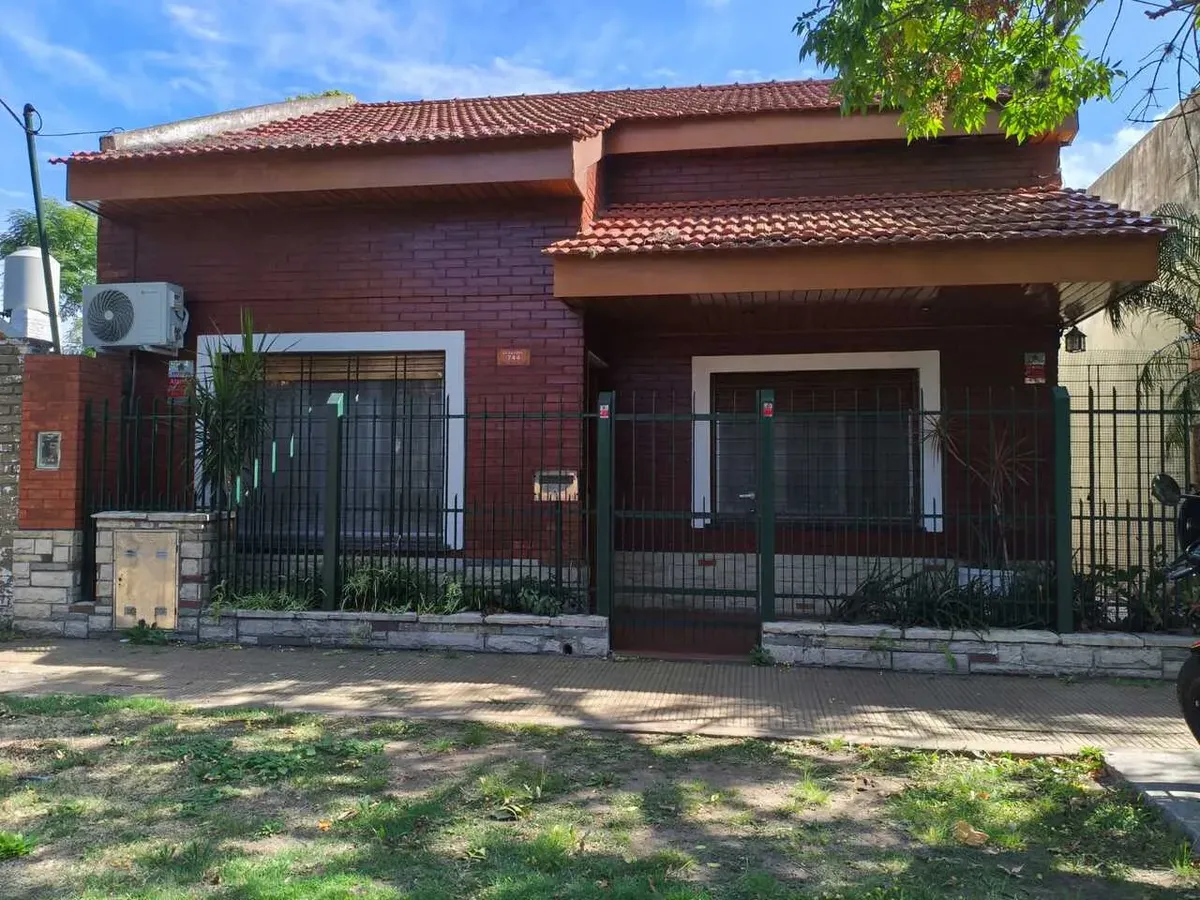 3-bedroom house, garden and parking