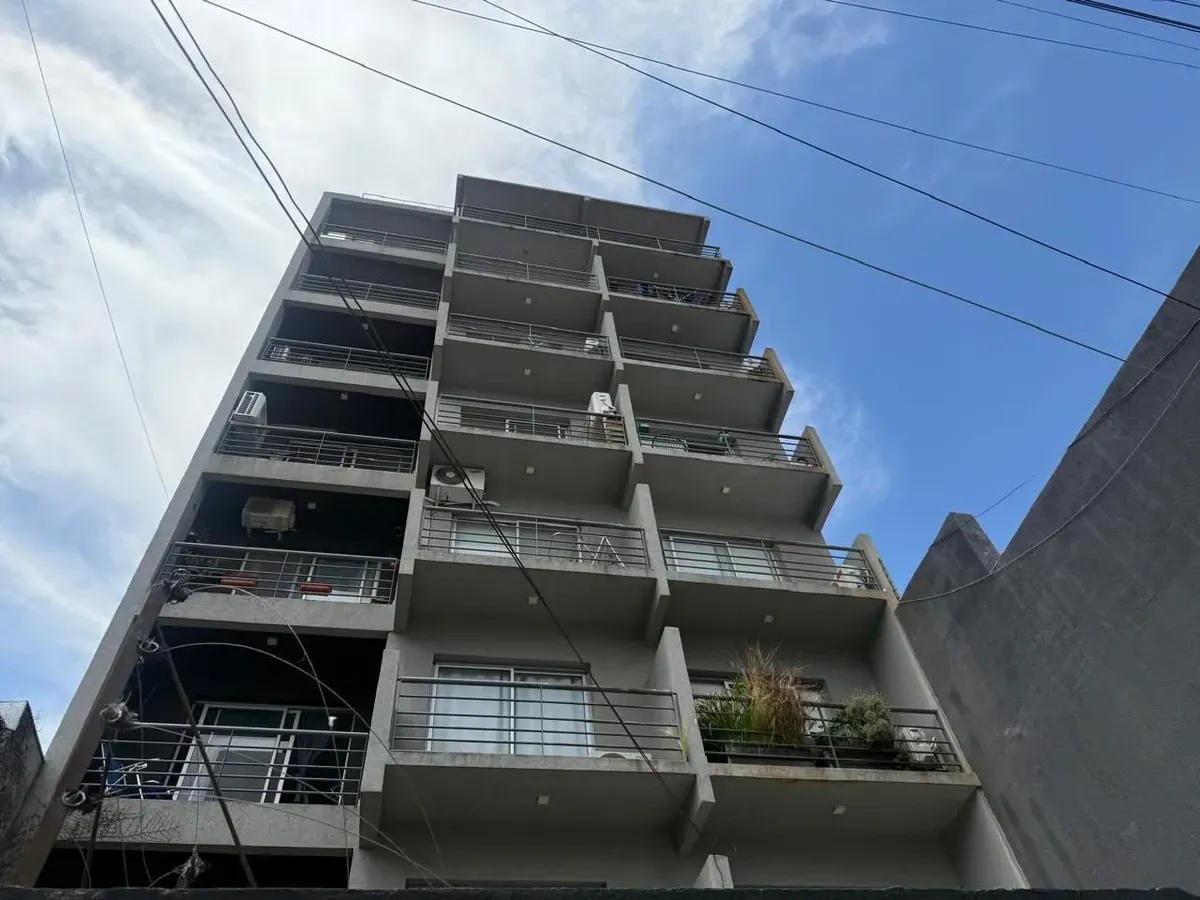 Monoambiente con balcón y A/C