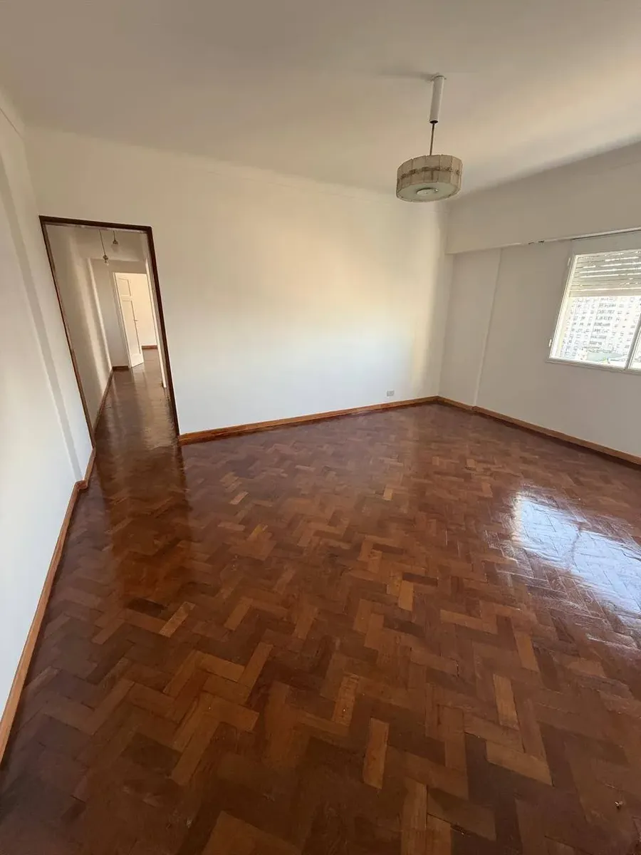 Piso 8 con balcón y cochera