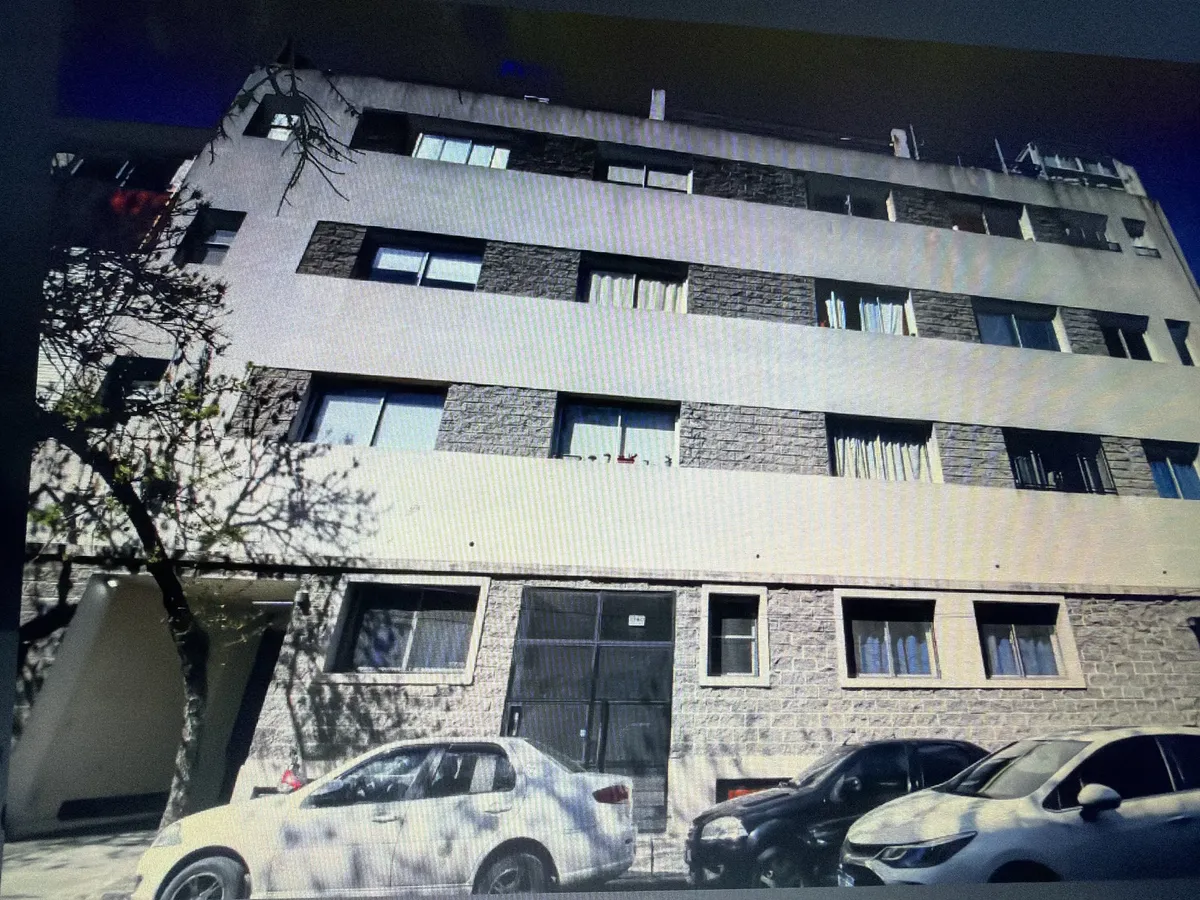 Dueño Alquila . Monoambiente Amplio Al Frente . Excelente Edificio .apto Profesional . A 1 Cuadra Hospital Garraham .calle Pedro Echague 1760 .