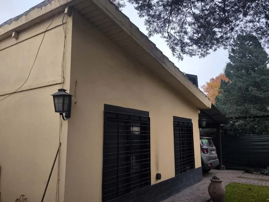 Single-floor house with pool