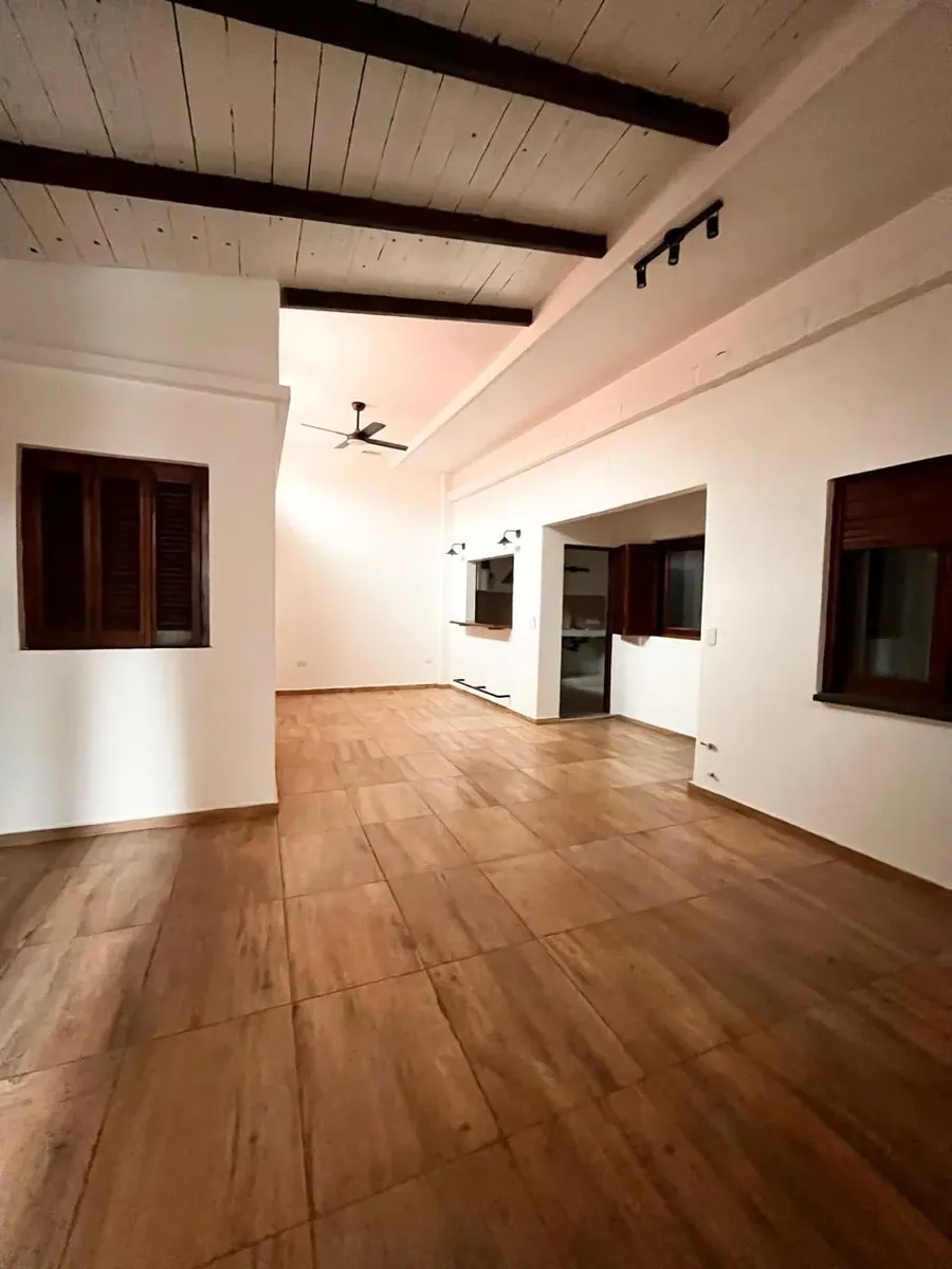 Impecable Ph Reciclado A Nuevo De 3 Ambientes En El Corazón De Valentín Alsina. Cuenta Con 2 Habitaciones, Baño, Antebaño Y Ducha Con Mampara. Barra Desayunadora, Split Frio/calor.