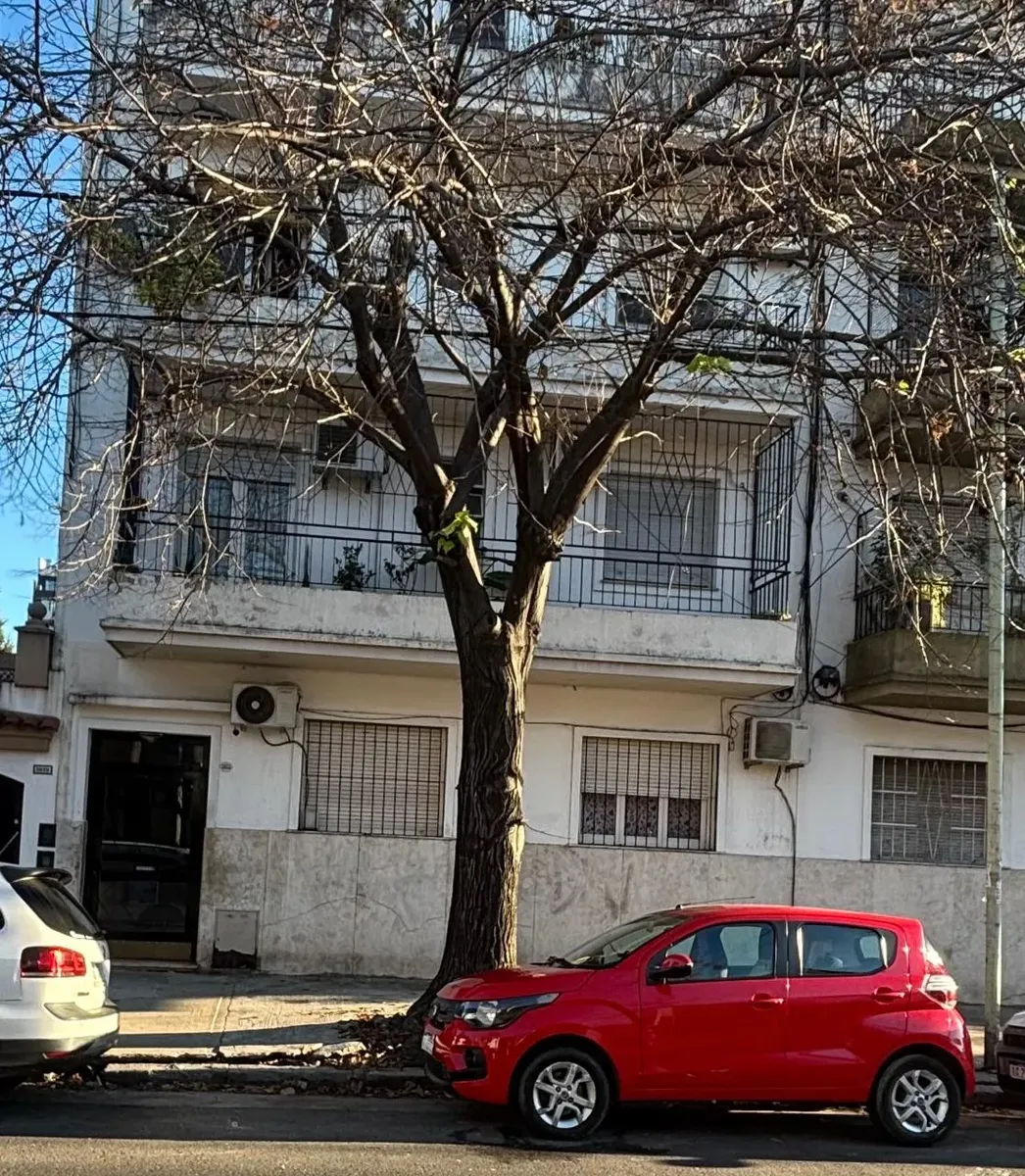 3 Amb Cfte 70 M2 Con Balcon 1° Piso Por Escalera - Impecable - Baño Y Cocina Nuevo Bajas Expensas Lav Cubierto