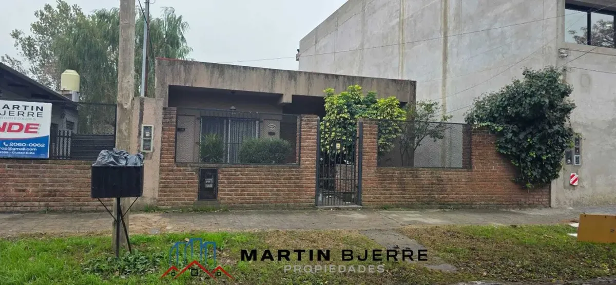 Casa 3 ambientes con jardín