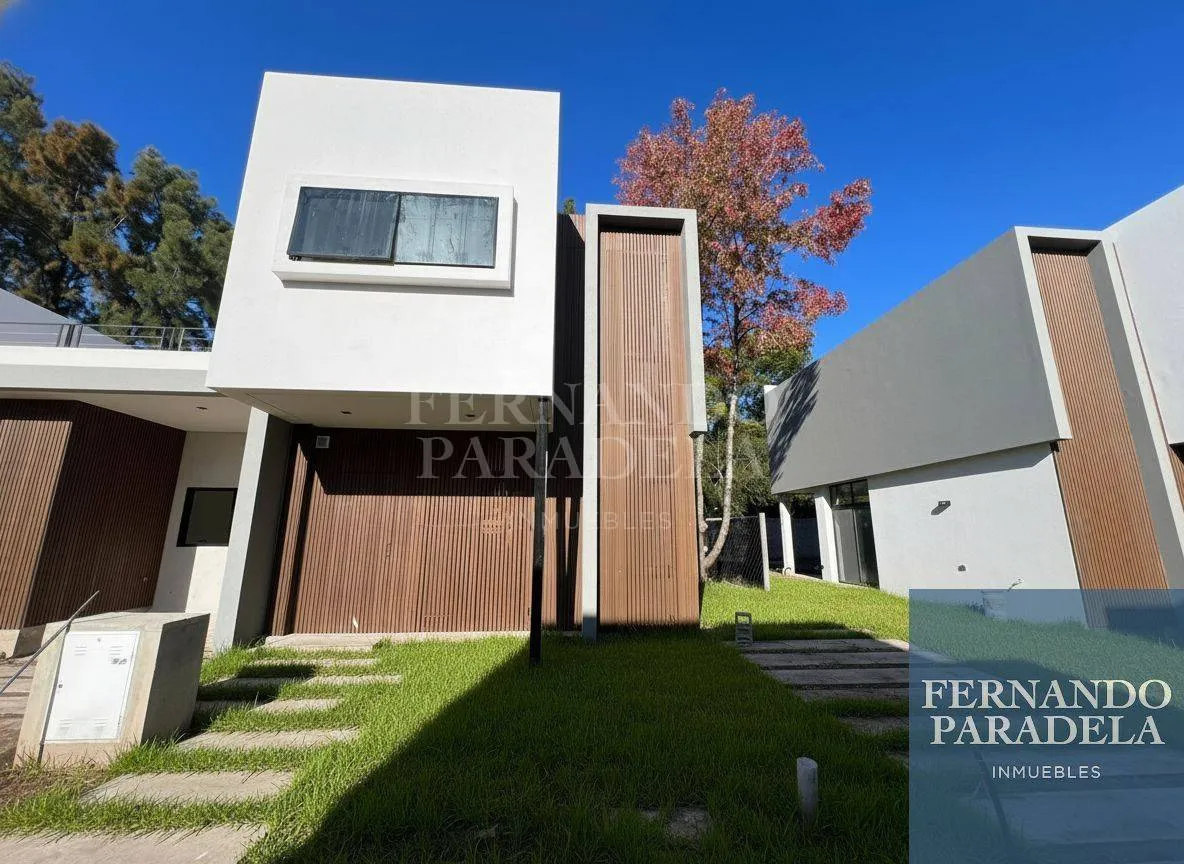 3-room home with pool and grill