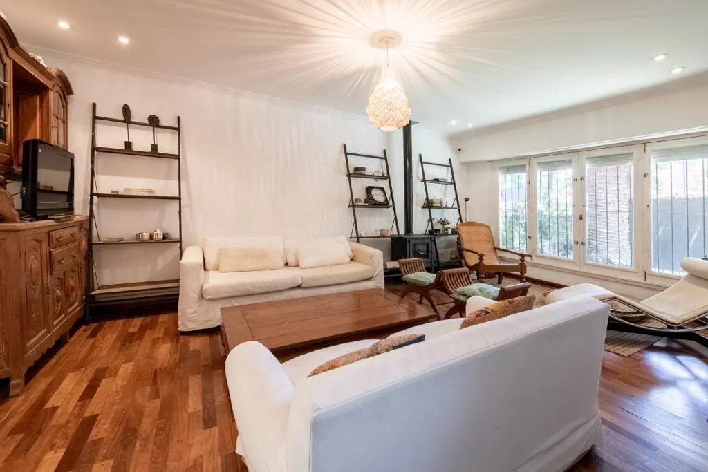 Chalet En 1 Planta, Jardín Con Piscina. Excelente Zona