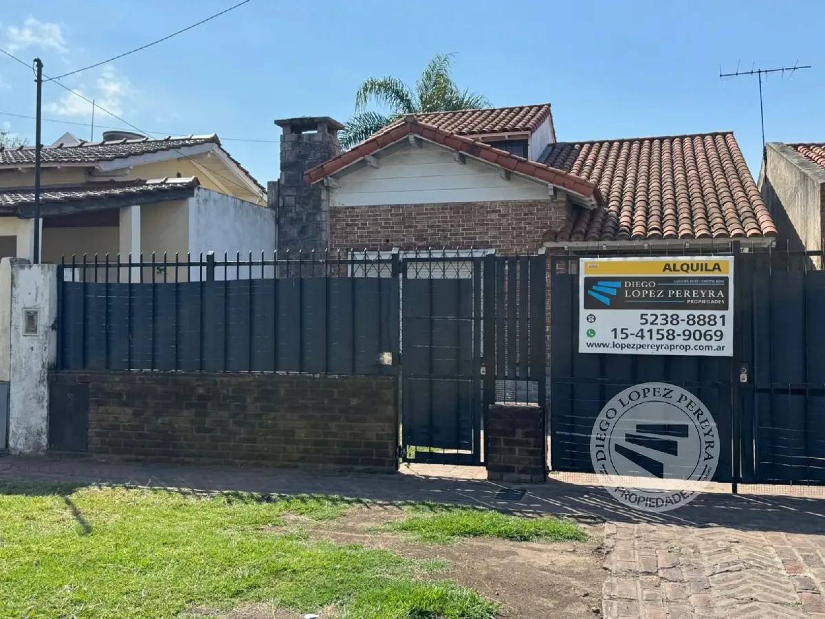 Hermoso Chalet Con Jardín Y Cochera