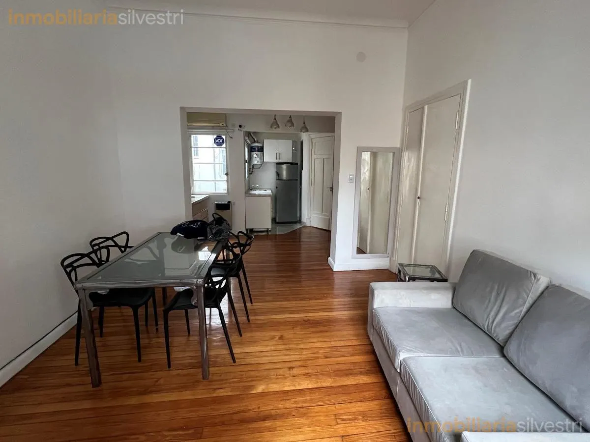 Recoleta, high ceilings and A/C