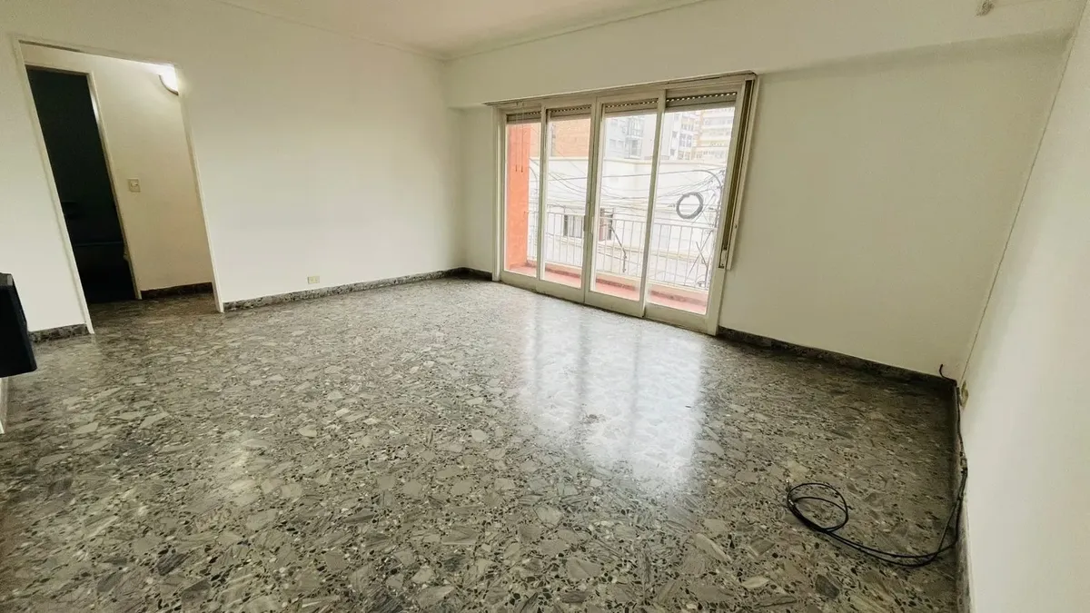 2 dormitorios, balcón al Oeste