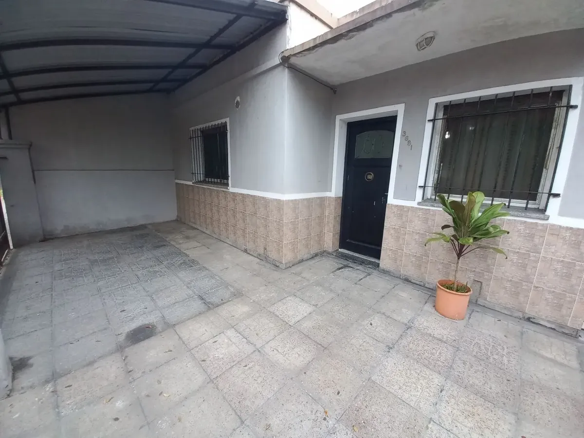 Casa 2 Dormitorios Con Cochera En Alquiler
