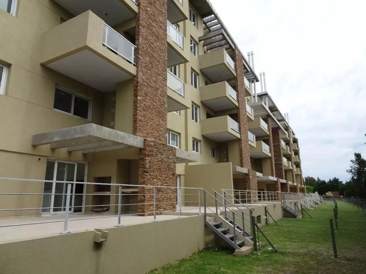 Balcón terraza con parrilla en Nordelta