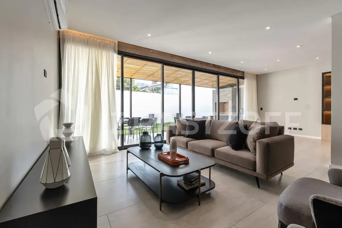 Casa En Venta/alquiler A Estrenar En Olivos. 5 Dormitorios Jardín. Terraza