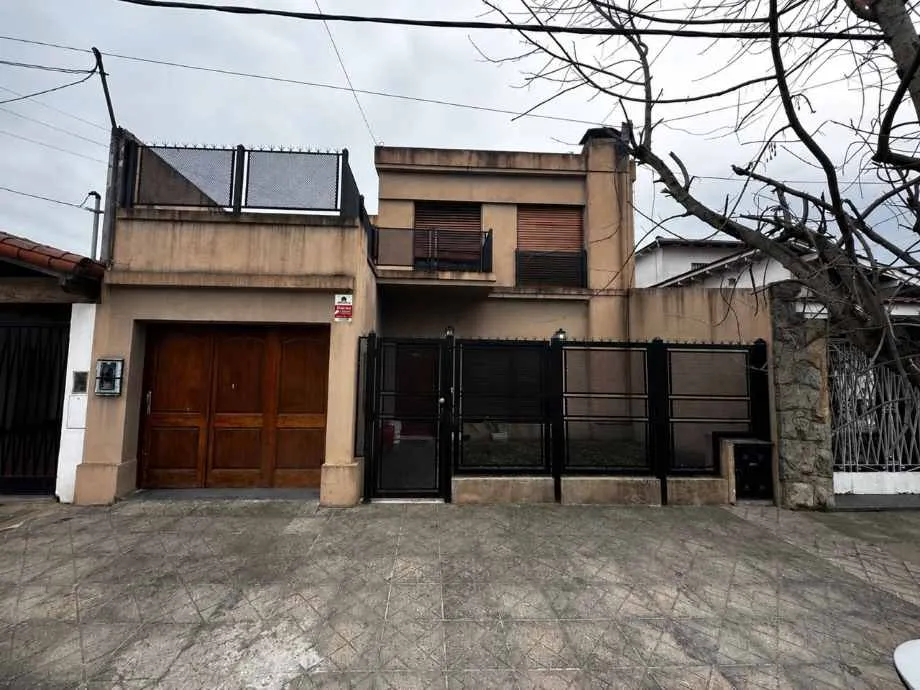 Дом с 4 спальнями и бассейном
