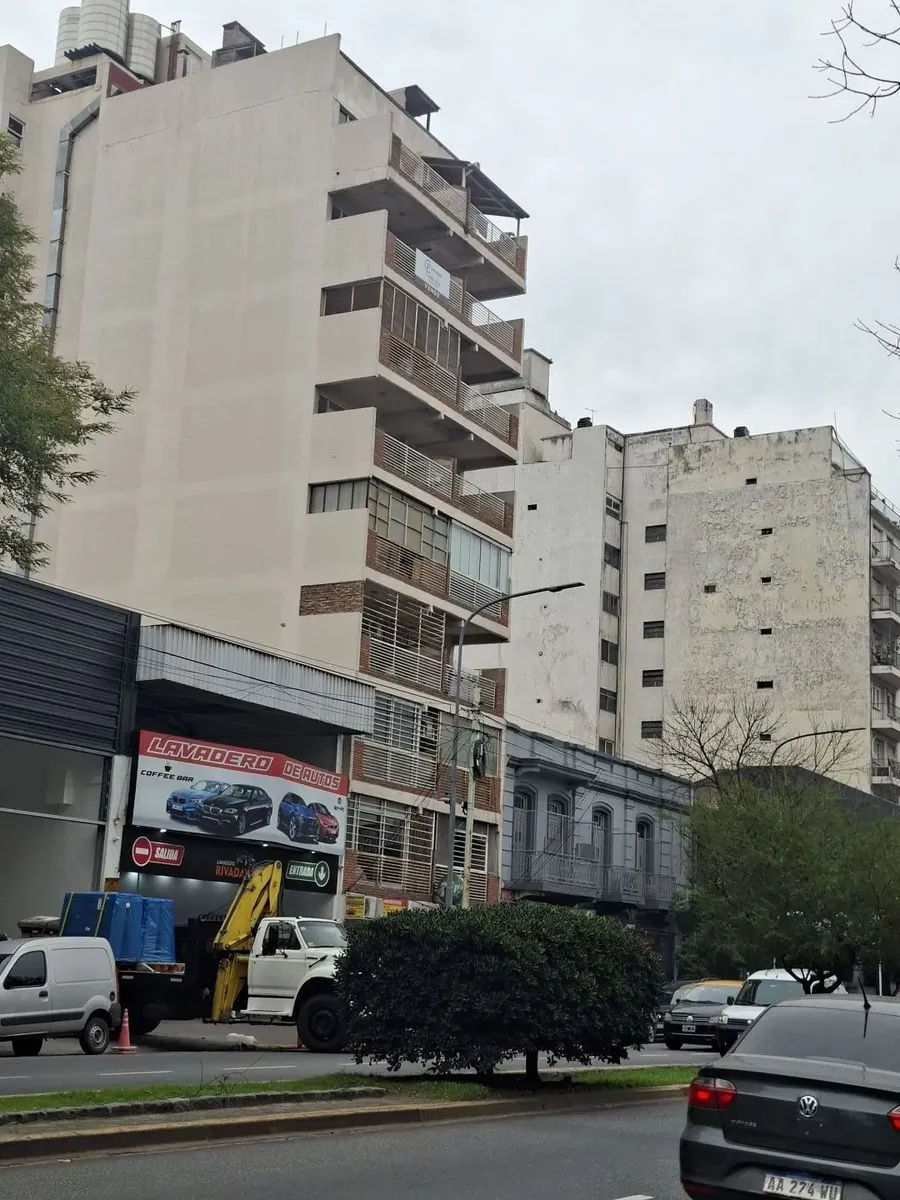 2 ambientes al frente con balcón