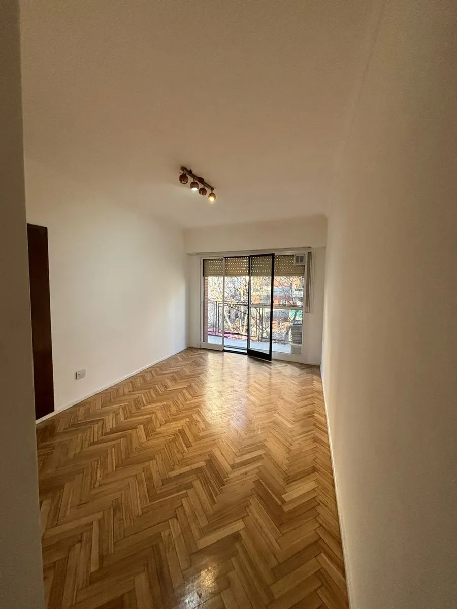 Departamento De 3 Ambientes Al Frente Vista A La Avenida, Amplio, Luminoso