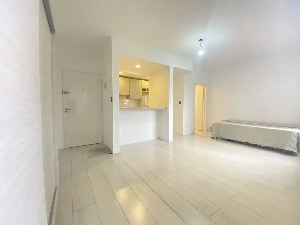 Monoambiente 5° piso con balcón